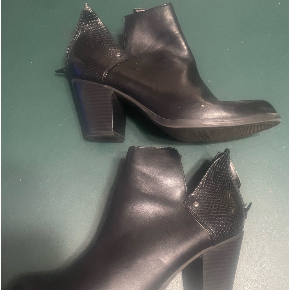 Like new Simply Vera Wang women’s black boots size 8